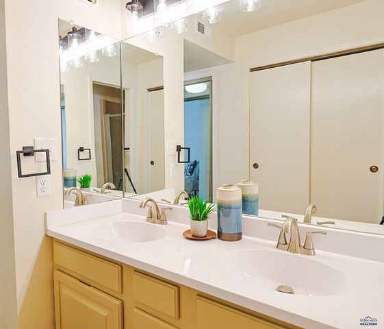 3952 FAIRWAY HILLS DR, Rapid City, SD 57702