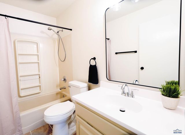 3952 FAIRWAY HILLS DR, Rapid City, SD 57702
