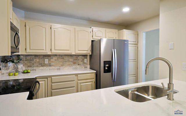 3952 FAIRWAY HILLS DR, Rapid City, SD 57702