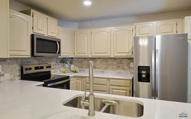 3952 FAIRWAY HILLS DR, Rapid City, SD 57702