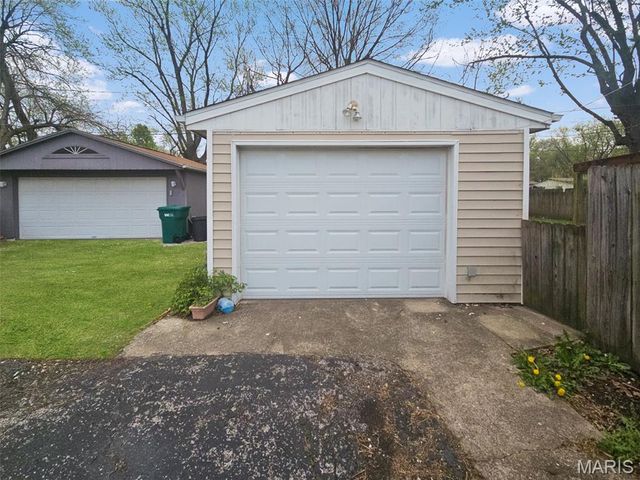 128 Saint Thomas Lane, East St Louis, IL 62206