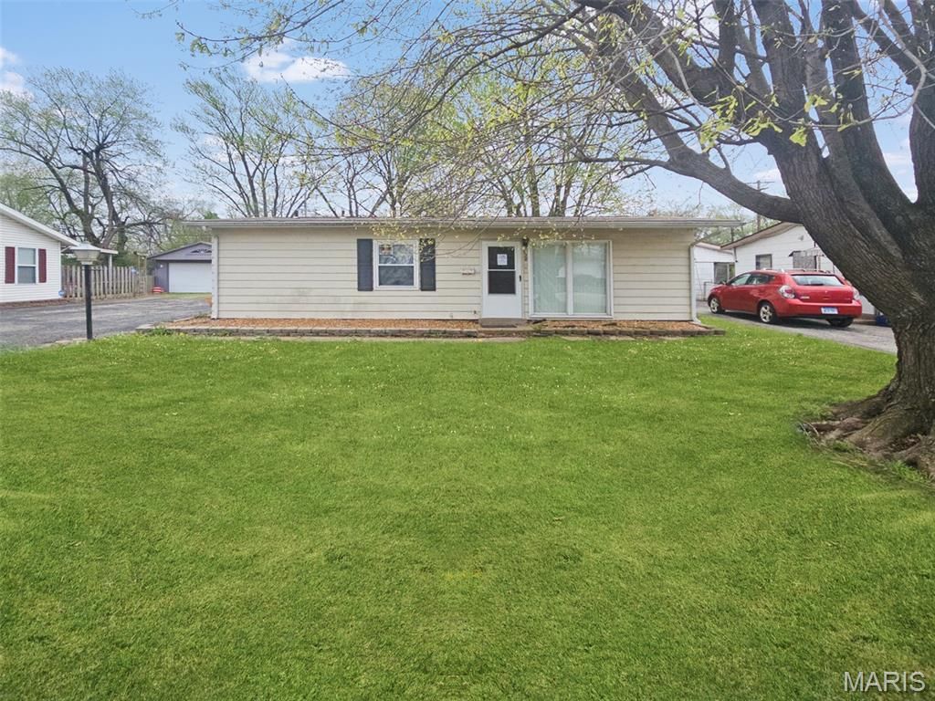 128 Saint Thomas Lane, East St Louis, IL 62206