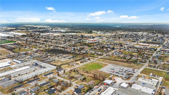 1128 W Persimmons, Rogers, AR 72756