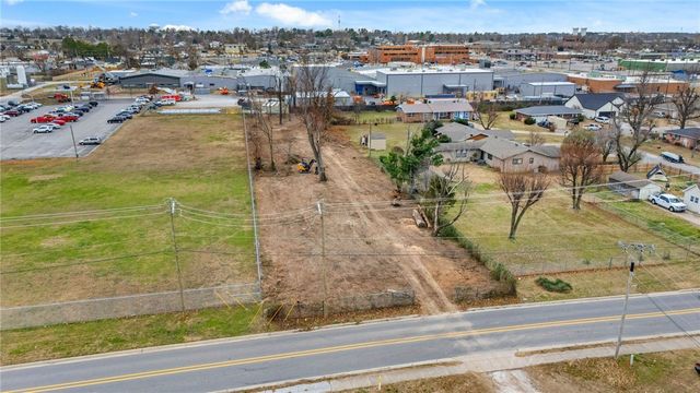 1128 W Persimmons, Rogers, AR 72756