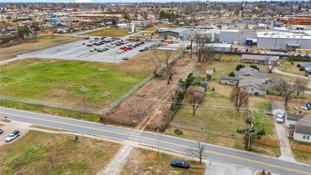 1128 W Persimmons, Rogers, AR 72756