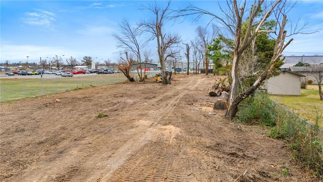 1128 W Persimmons, Rogers, AR 72756