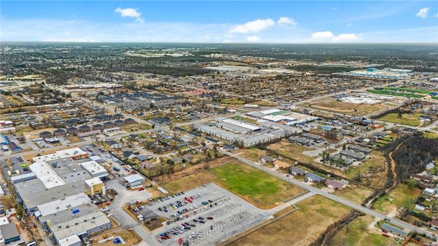 1128 W Persimmons, Rogers, AR 72756