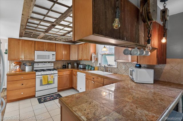 9455 Andersonville Road, Springfield Charter Township, MI 48346