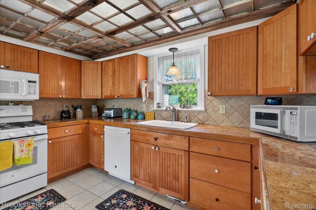 9455 Andersonville Road, Springfield Charter Township, MI 48346
