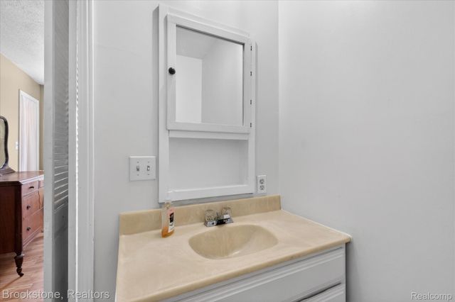 9455 Andersonville Road, Springfield Charter Township, MI 48346