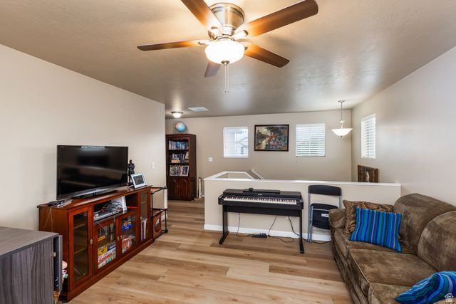 949 N FOX HOLLOW DR, North Salt Lake, UT 84054