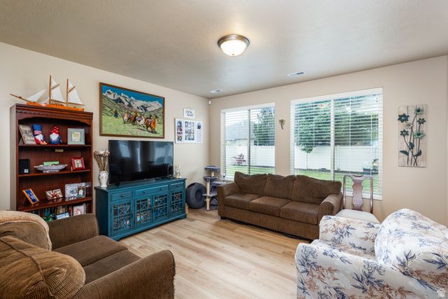 949 N FOX HOLLOW DR, North Salt Lake, UT 84054