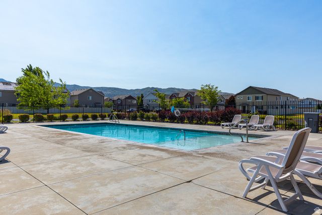 949 N FOX HOLLOW DR, North Salt Lake, UT 84054