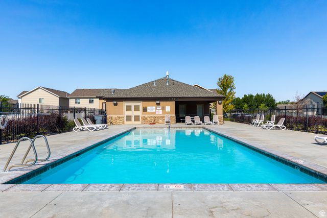 949 N FOX HOLLOW DR, North Salt Lake, UT 84054