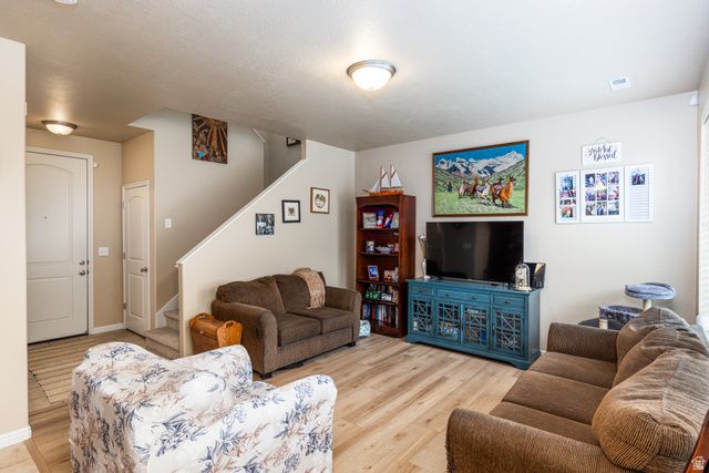 949 N FOX HOLLOW DR, North Salt Lake, UT 84054