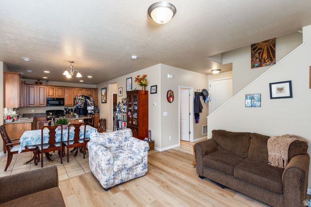 949 N FOX HOLLOW DR, North Salt Lake, UT 84054