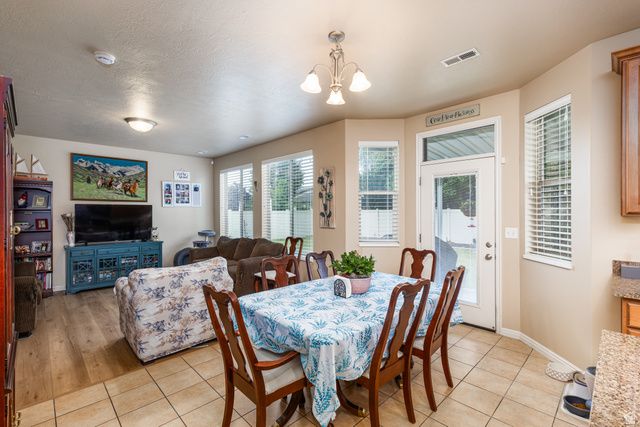 949 N FOX HOLLOW DR, North Salt Lake, UT 84054