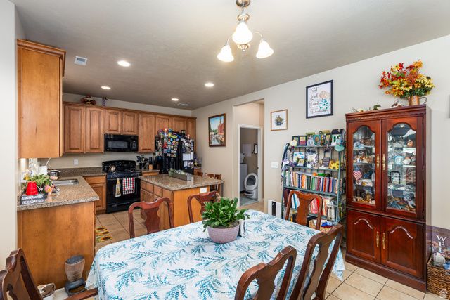 949 N FOX HOLLOW DR, North Salt Lake, UT 84054