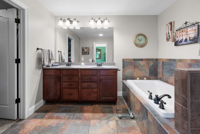 4220 E 48TH Street, Davenport, IA 52807