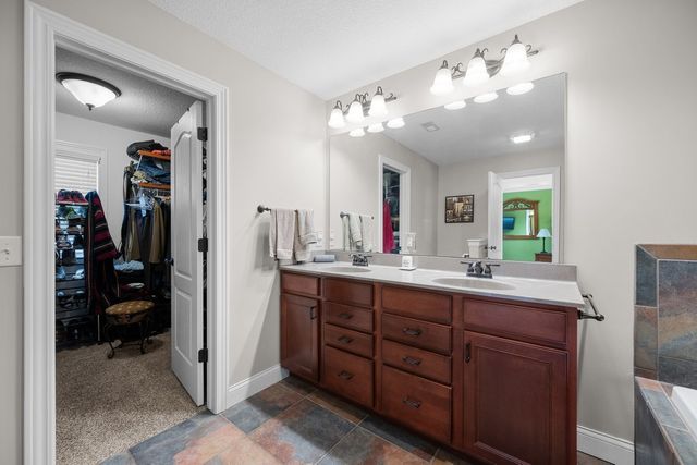 4220 E 48TH Street, Davenport, IA 52807