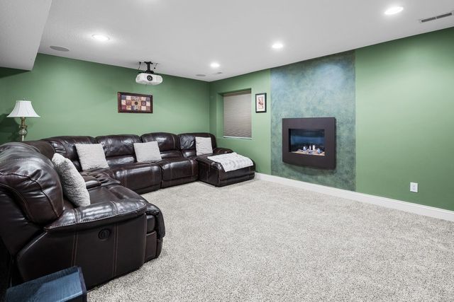 4220 E 48TH Street, Davenport, IA 52807