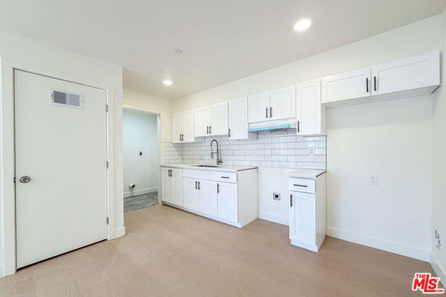 732 E 52nd Street, Los Angeles, CA 90011