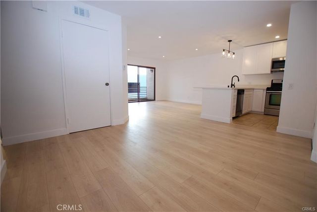 6820 Remmet, Canoga Park, CA 91303