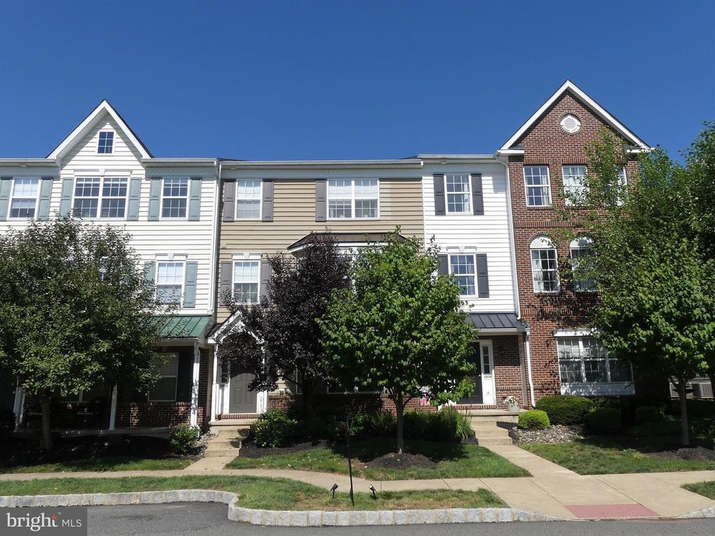 2034 BERKELEY DR #M40, PENNSBURG, PA 18073 — exterior