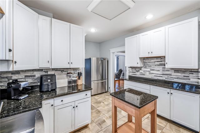 651 N Buhl Farm Dr, Hermitage, PA 16148