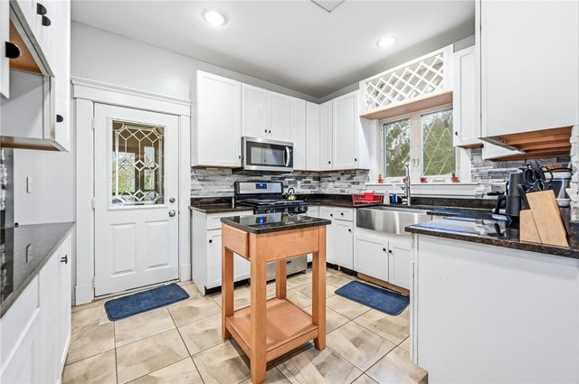 651 N Buhl Farm Dr, Hermitage, PA 16148