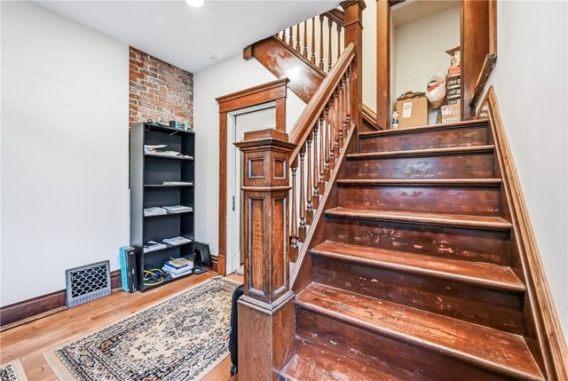 651 N Buhl Farm Dr, Hermitage, PA 16148