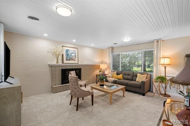 930 Blackberry Place, St Louis, MO 63130