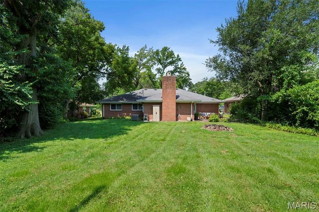 930 Blackberry Place, St Louis, MO 63130