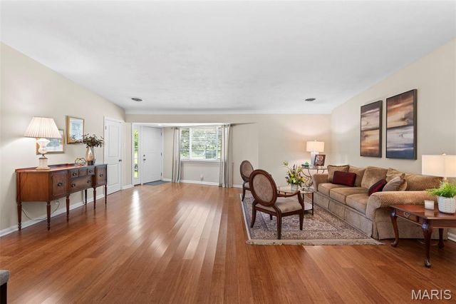 930 Blackberry Place, St Louis, MO 63130