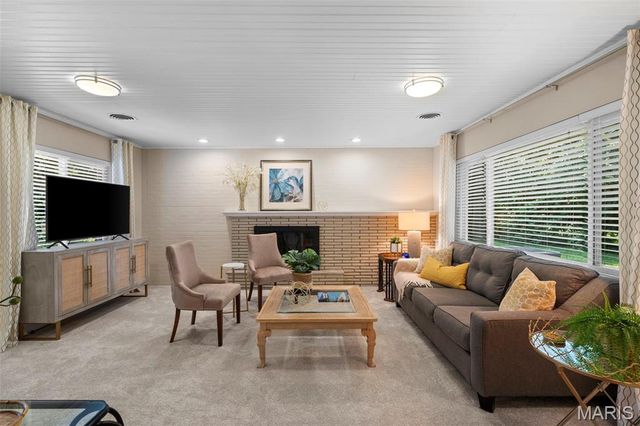 930 Blackberry Place, St Louis, MO 63130