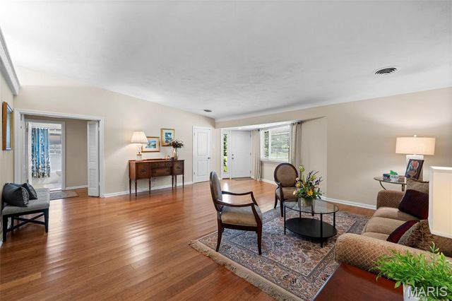 930 Blackberry Place, St Louis, MO 63130