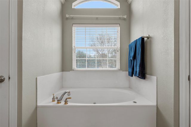 1400 Radisson Drive, Hewitt, TX 76643