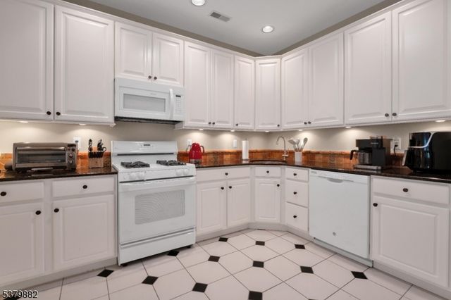 25 Rock Creek Woods Dr, Lambertville City, NJ 08530