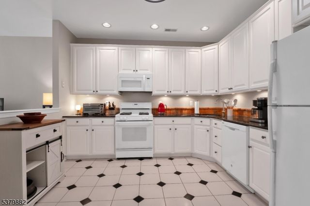 25 Rock Creek Woods Dr, Lambertville City, NJ 08530