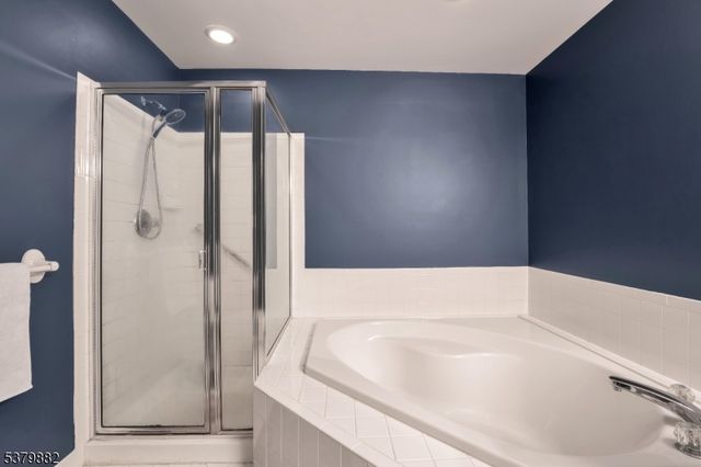25 Rock Creek Woods Dr, Lambertville City, NJ 08530