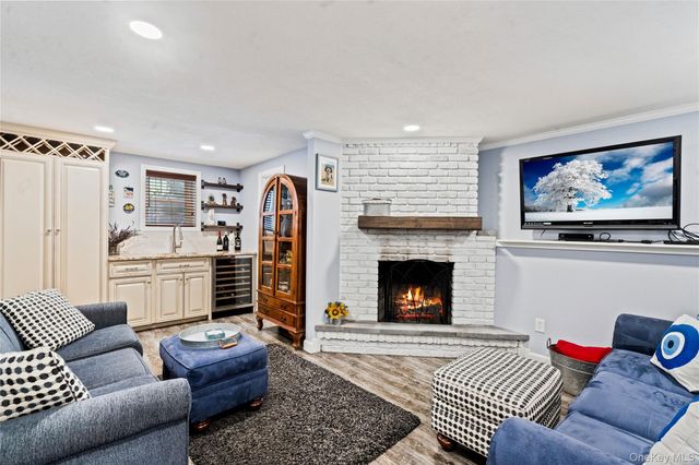 6 Stimson Place, Huntington, NY 11743