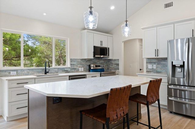 20100 Siesta Shores DR, Spicewood, TX 78669