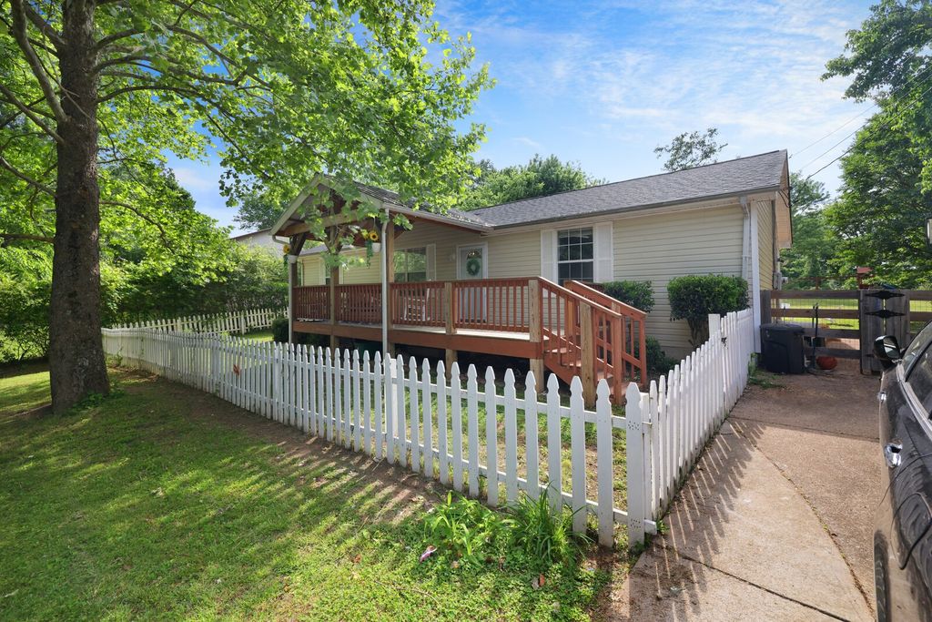 2124 Powell Rd, Clarksville, TN 37043
