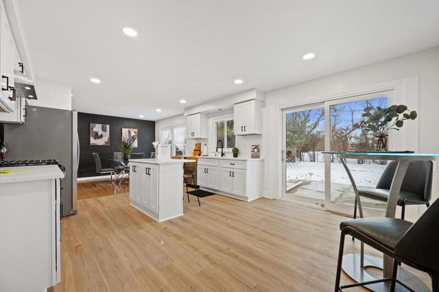 7216 N Mohawk AVENUE, Glendale, WI 53217