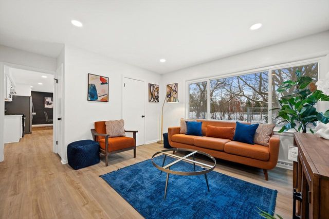 7216 N Mohawk AVENUE, Glendale, WI 53217