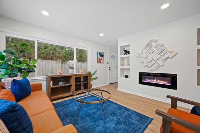 7216 N Mohawk AVENUE, Glendale, WI 53217