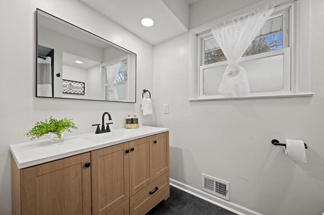 7216 N Mohawk AVENUE, Glendale, WI 53217