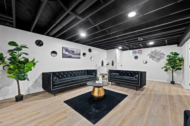 7216 N Mohawk AVENUE, Glendale, WI 53217