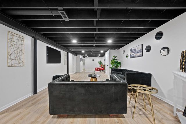 7216 N Mohawk AVENUE, Glendale, WI 53217