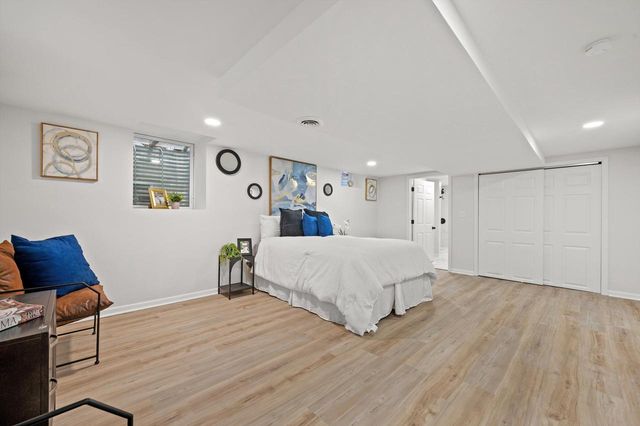 7216 N Mohawk AVENUE, Glendale, WI 53217